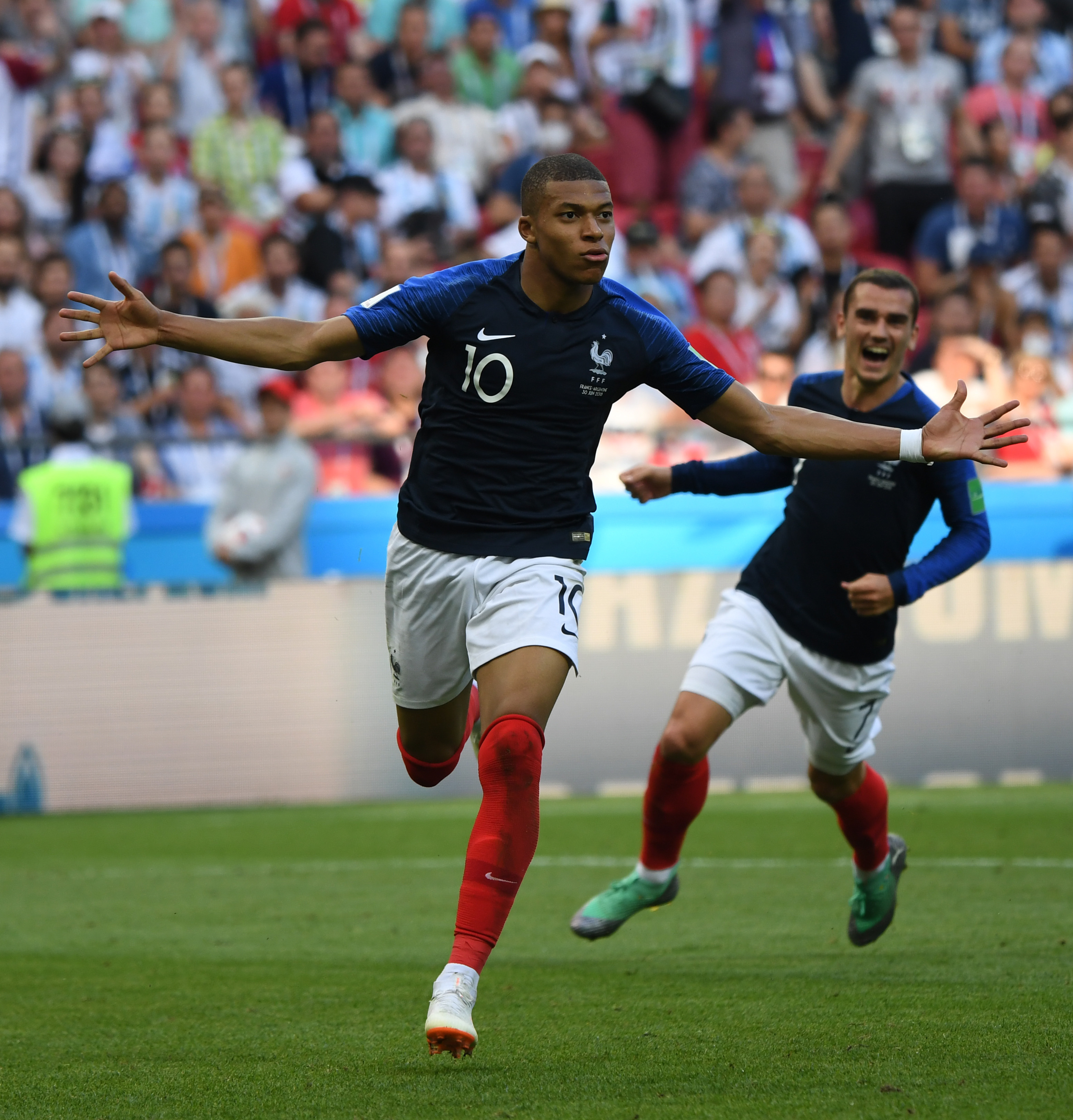 掘金约基奇豪取三双助球队连胜（约基奇揽三双，掘金续写连胜）