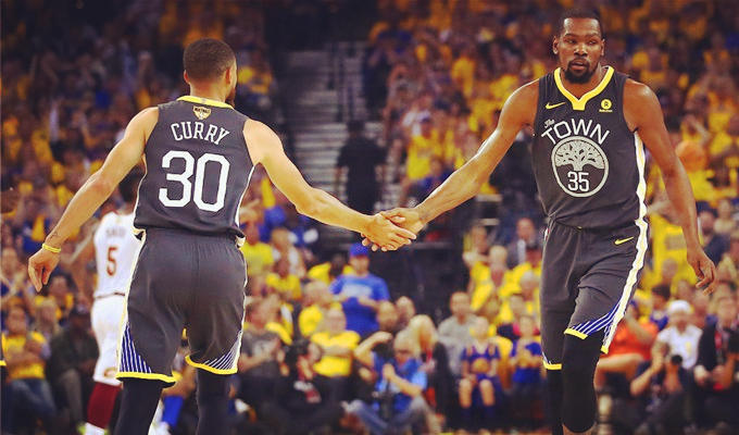 旧友重逢！杜兰特与大一时代女性朋友时隔17年再相聚（阔别17年再聚！杜兰特与大一时期女性好友再会）