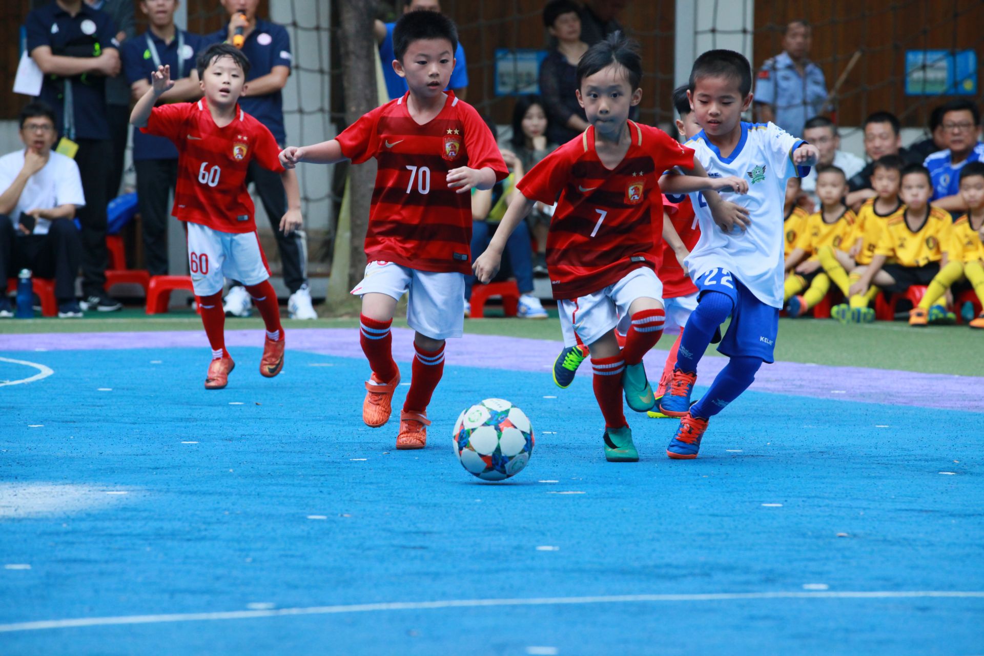 特瓦斯随行西班牙国王访华，向国内推广西甲联赛（特瓦斯陪同西班牙国王访华，在华推介西甲联赛）