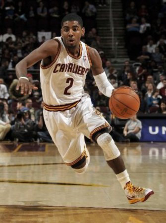 Hero扳平比分，菠萝关羽盯死敌方双c（Hero将比分扳平，菠萝关羽锁死对面双C）