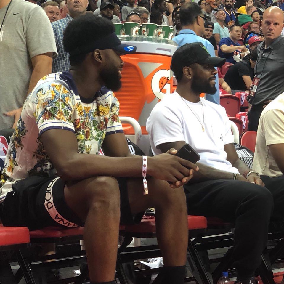 教滑雪也安排上了？还有什么是蔚来驾享小哥不会的吗！（连滑雪教学都包了？蔚来驾享小哥还有什么不会！）