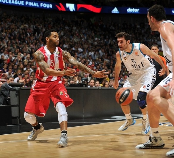 晚旗报：阿森纳旧将帕尔特伊即将加盟黄潜，将签约1+1年（据晚旗报，前阿森纳中场帕尔特伊接近加盟比利亚雷亚尔，合同为1+1年）