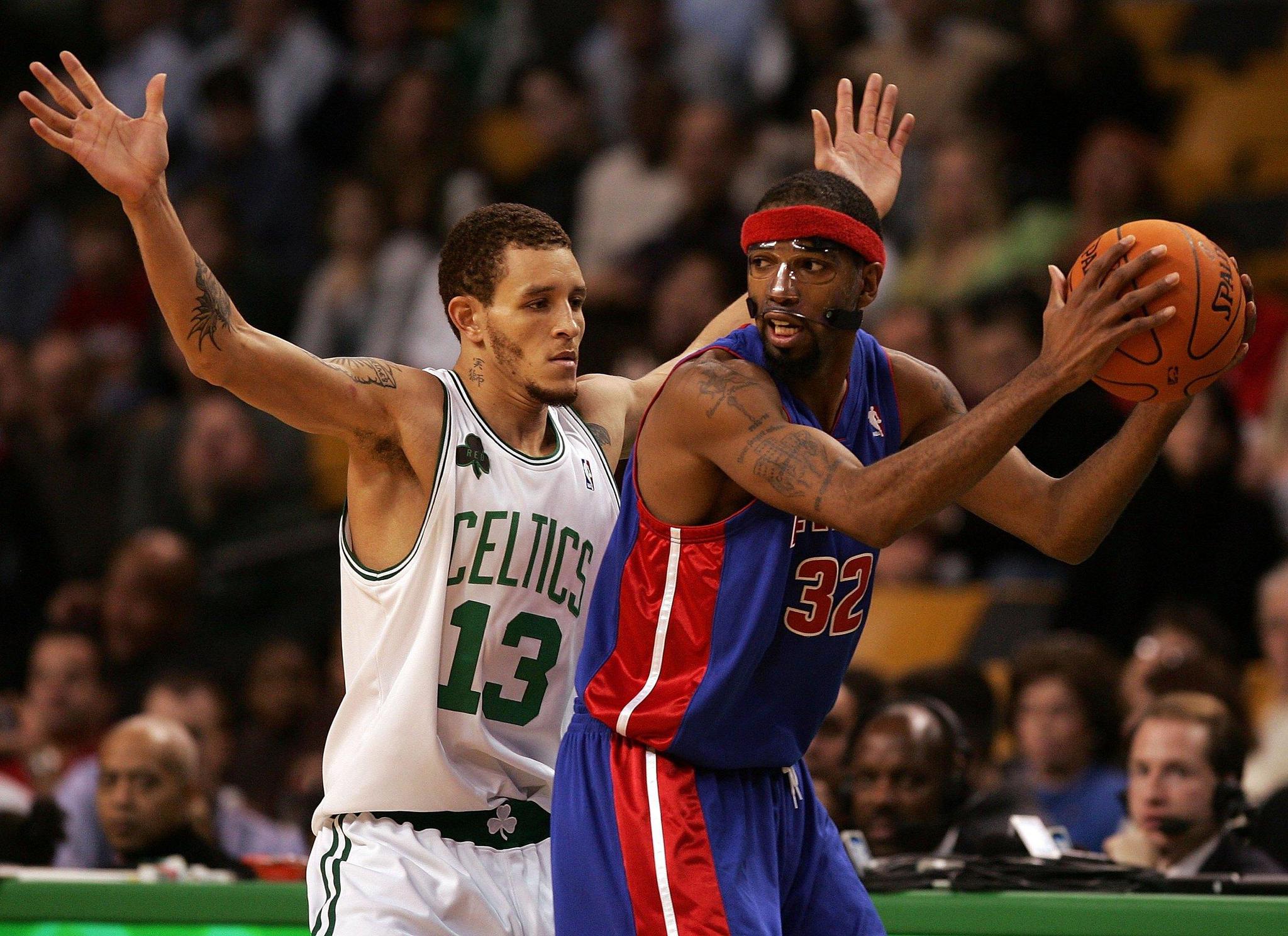 圣诞树入镜！杨瀚森更新社媒晒与奥登合影并配文：12月（杨瀚森社媒晒与奥登合照：圣诞树作背景，配文12月）