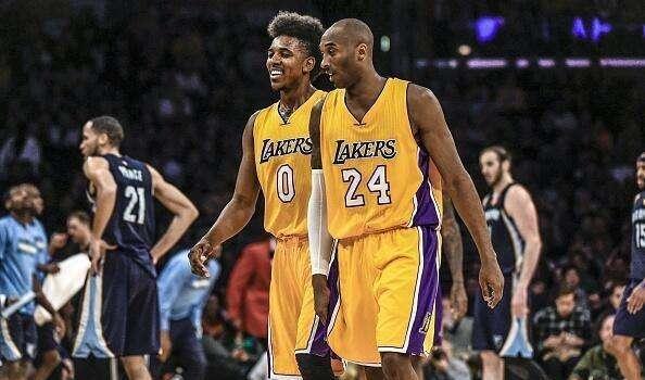 意甲战报：基恩双响，佛罗伦萨5-1十人乌迪内斯获联赛首胜（意甲快讯：基恩梅开二度，佛罗伦萨5-1大胜十人乌迪内斯斩获联赛首胜）