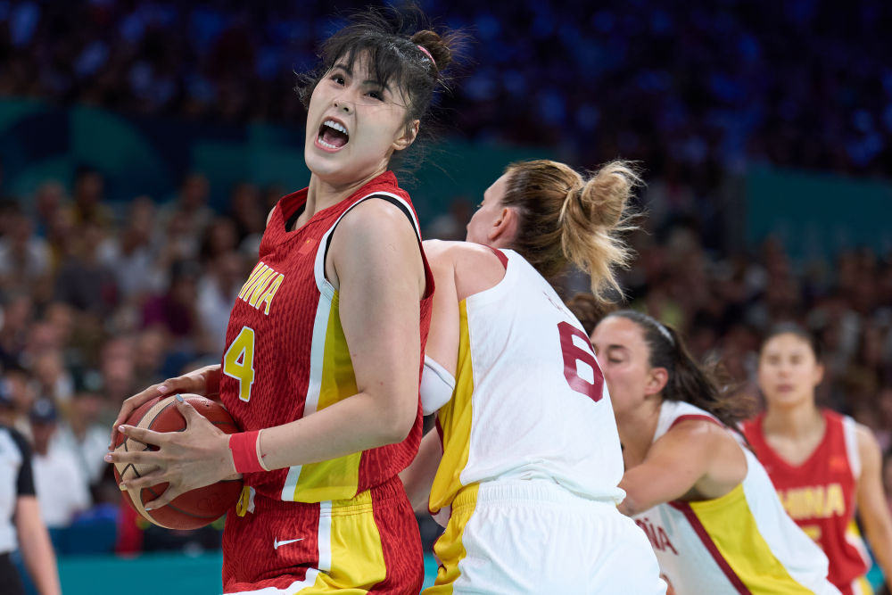 犹他爵士逆转击败篮网，豪取两连胜，马尔卡宁和乔治表现突出，篮网失误和外线投射不佳。（爵士逆转篮网取两连胜，马尔卡宁乔治闪耀，篮网失误多且外线低迷）