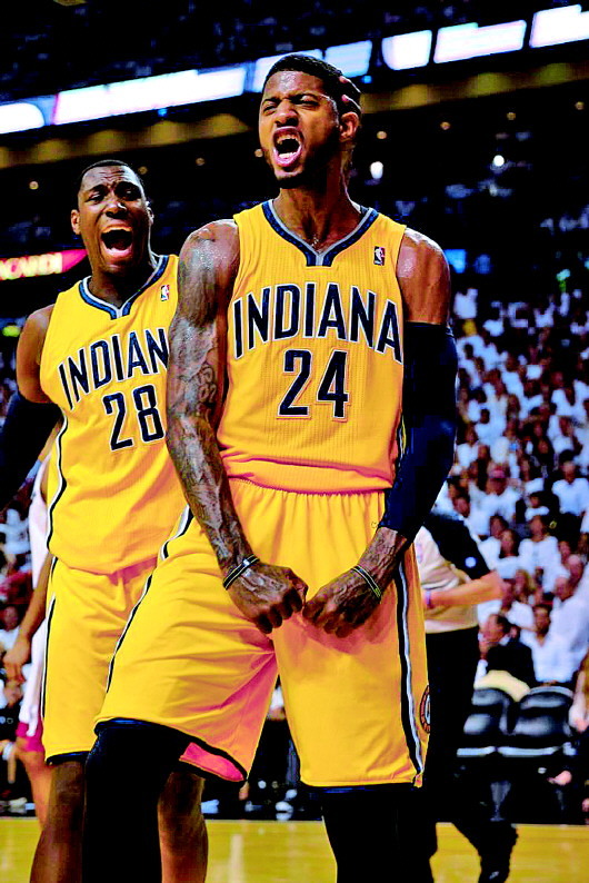 高炮台发威！唐斯反击快下 弧顶追身三分一箭穿心（高炮轰鸣！唐斯快攻跟进，弧顶追身三分一箭穿心）