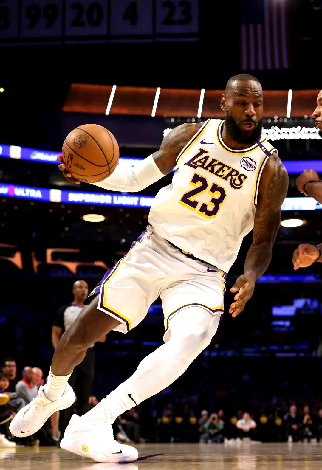 利物浦主场1-1战平升班马桑德兰，迎来赛季首个平局（利物浦主场被升班马桑德兰1-1逼平，收获赛季首个平局）