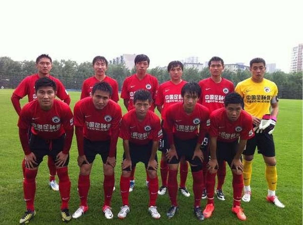 前锋远射破门，全场欢呼（前锋远射建功，全场沸腾）