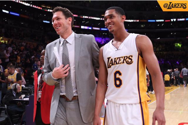 巴塞罗那在逆境中重振旗鼓，佩德里与拉菲尼亚成关键（巴萨逆境反弹，佩德里与拉菲尼亚成致胜功臣）