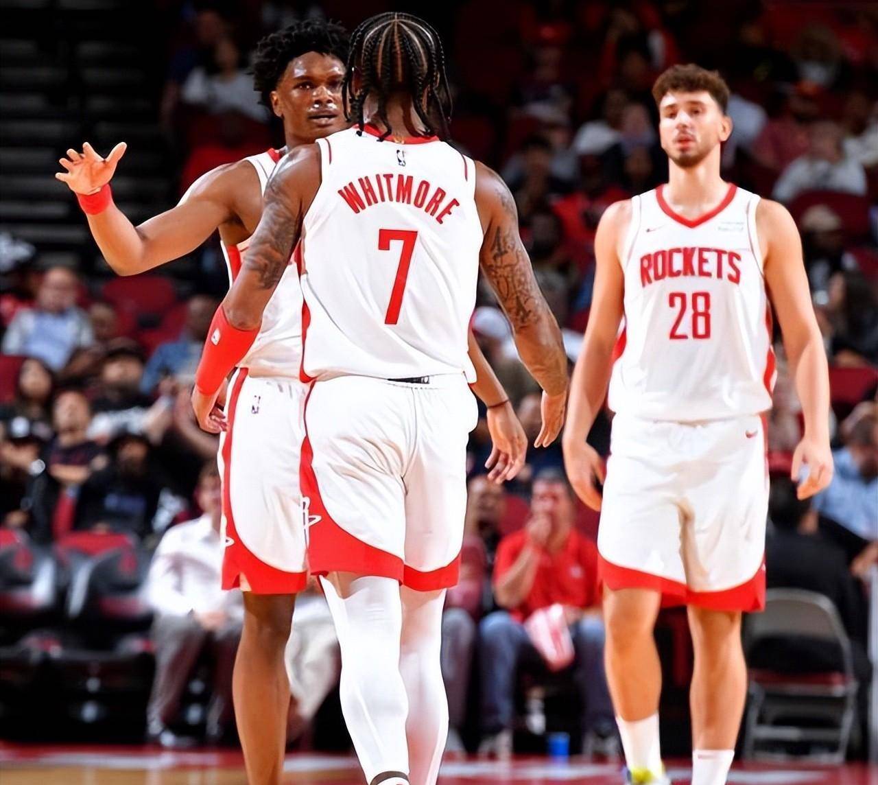 篮球赛场风云变幻，勇士迎战公牛，多方主力缺阵，比赛悬念重重（勇士对阵公牛，多位主力缺席，赛场变数丛生）