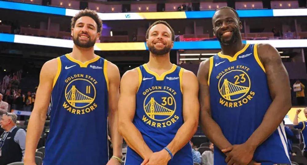 拿来吧你！柏林赫塔球员一把抢过对手教练给球员的战术小纸条（柏林赫塔球员当场抢走对手教练递给球员的战术纸条）