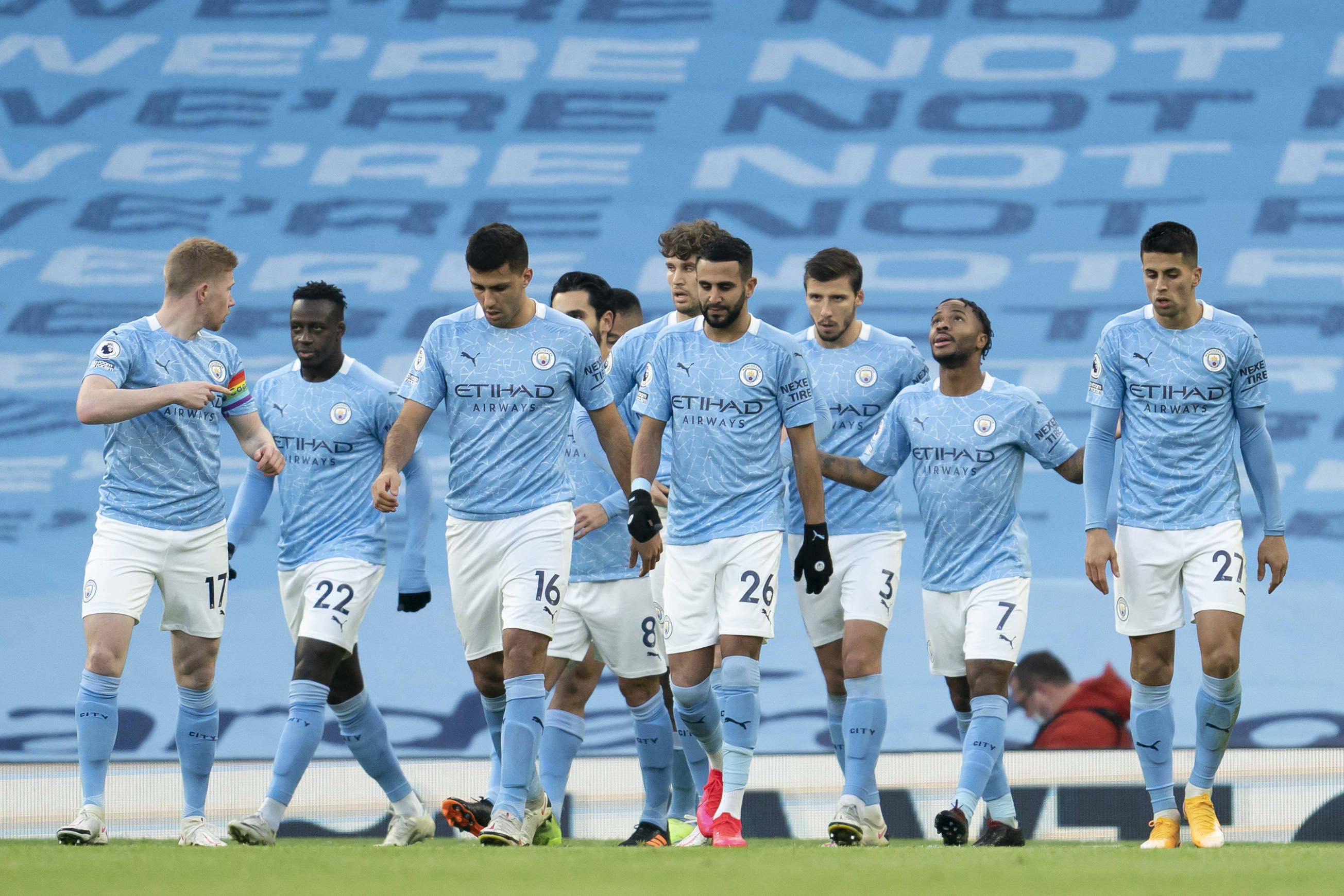 萨格斯因左臀伤势退赛：一场意外让传奇球员黯然离场（萨格斯左臀受伤中途退赛：意外突发令这位传奇遗憾离场）