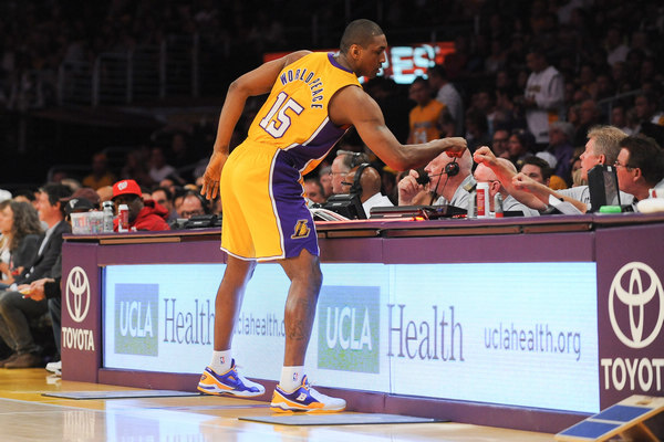 胡尔克完成职业生涯500球里程碑，球迷打出巨型TIFO致敬（胡尔克达成生涯500球壮举，球迷以巨型TIFO致敬）