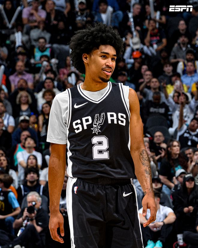 科尔：格林将在当地时间周日归队，但能否出战尚待队医决定（科尔：格林将于当地时间周日归队，是否出战待队医评估）