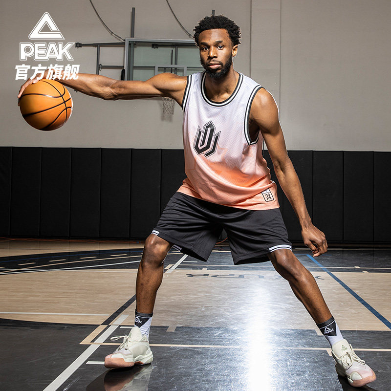 随着曼联1-1遭绝平，英超最新积分榜出炉：阿森纳一枝独秀（曼联1-1被读秒扳平，英超积分榜更新：阿森纳高居榜首）