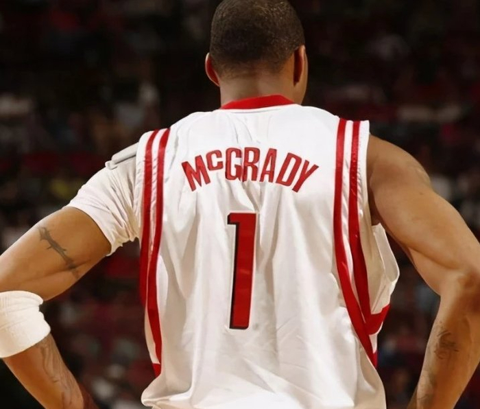 芭比粉+星空顶！WNBA球星里斯晒出自己的新座驾（WNBA明星里斯晒新座驾：芭比粉涂装搭配星空车顶）