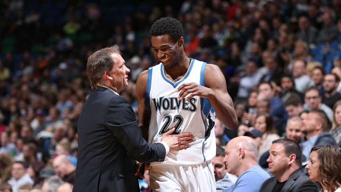 维拉客场4-3逆转布莱顿，终结其英超主场不败纪录，升至第三名。（维拉客场4-3逆转布莱顿，终结其主场不败，排名升至第三）