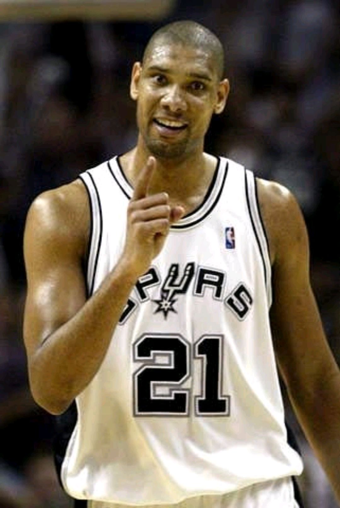 跟玩一样！约基奇单打申京 连续丝滑转身出空间轻松抛投！（约基奇背打申京，连串丝滑转身拉开空间，轻松抛投命中）