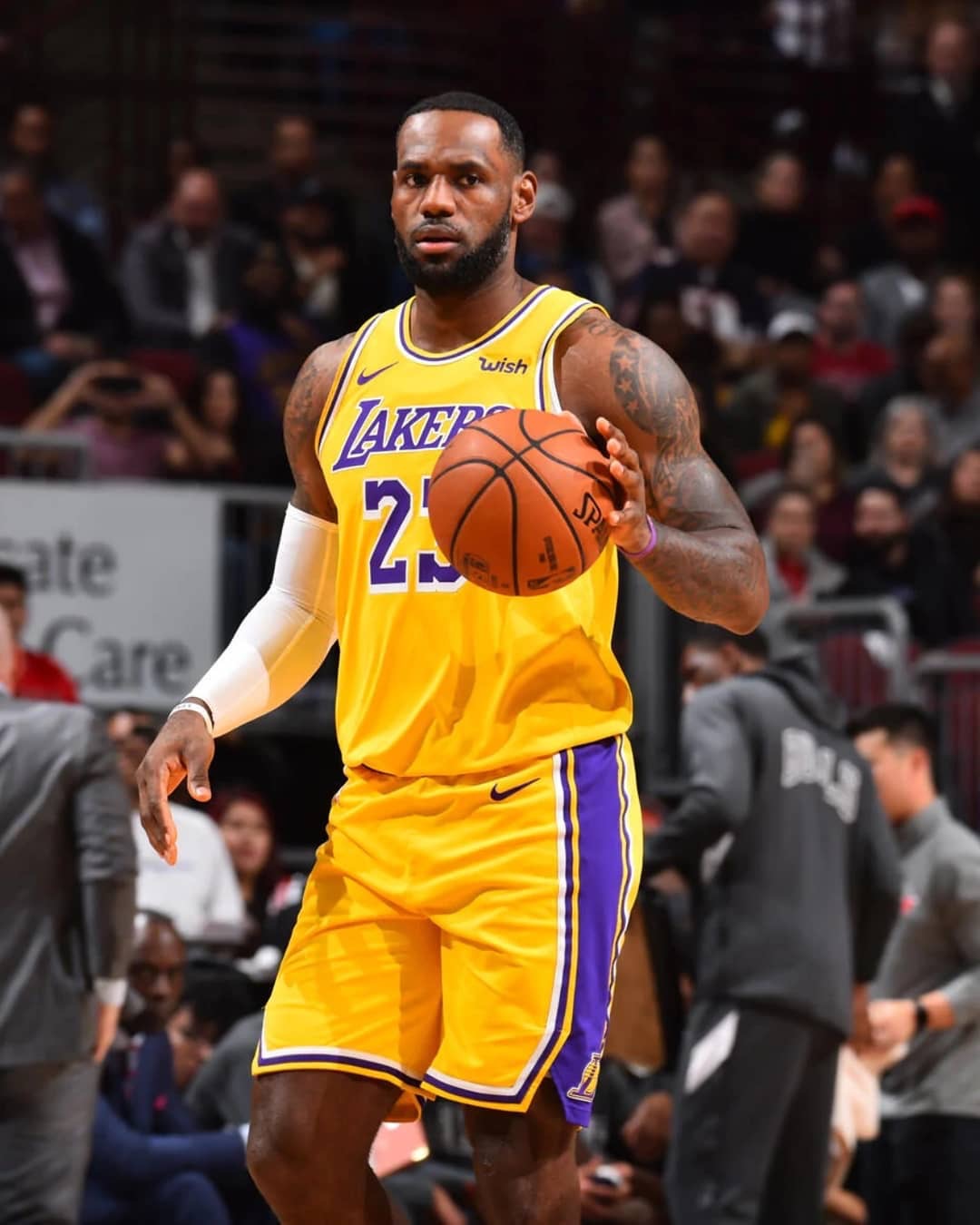 进攻状态拉满！杰伦·布朗打满首节 5中5贡献13分2助（火力全开！杰伦·布朗首节打满，5投5中拿下13分+2助攻）