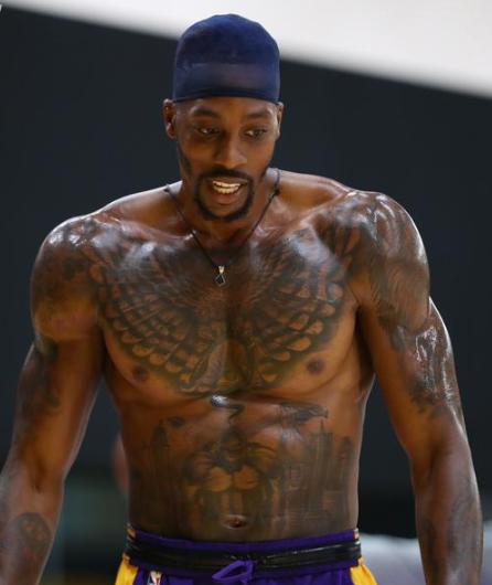 球员血性时刻燃炸全场（球员热血瞬间引爆全场）