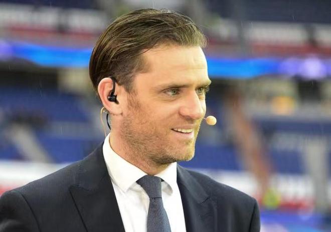 丰塞卡：谢尔基需改善防守态度，以适应曼城的战术纪律（丰塞卡：谢尔基需加强防守意识，方能融入曼城的战术纪律）